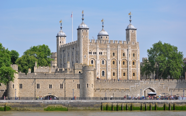 Tower_of_London_viewed_from_the_River_Thames.jpg
